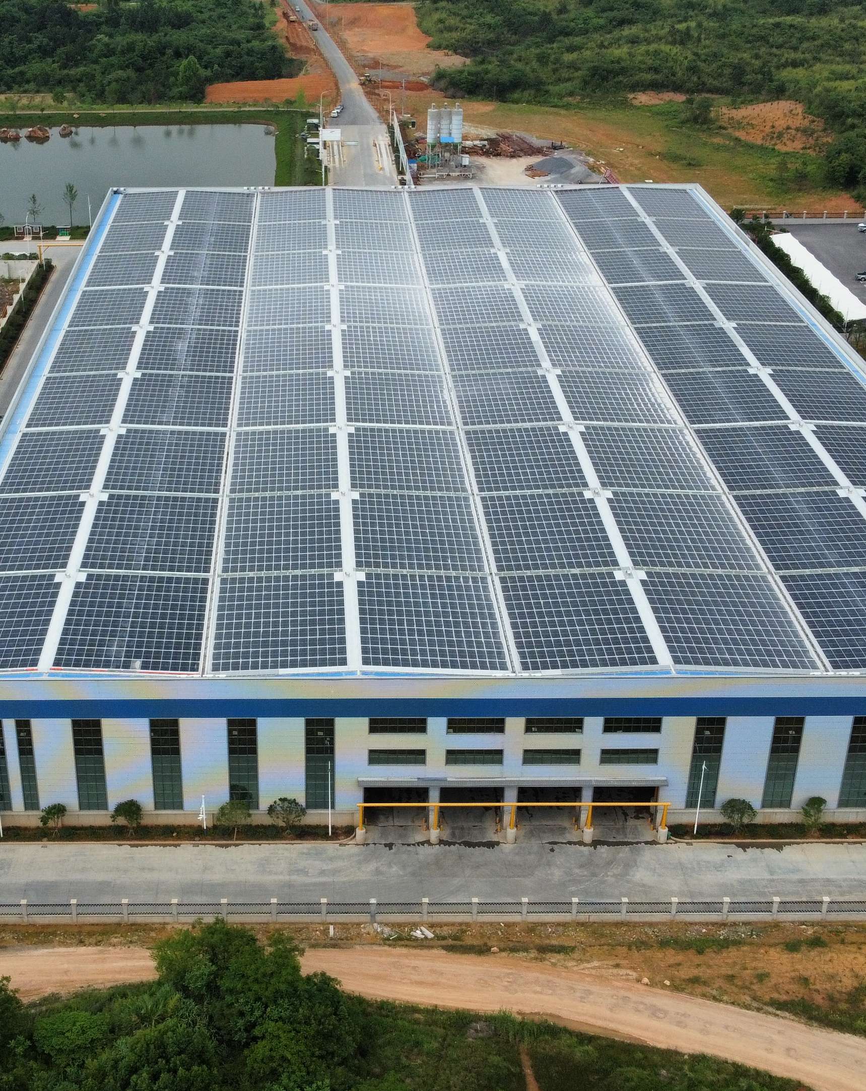 2022年4月，安徽池州匯成物資4MW光伏發(fā)電BIPV項目，年發(fā)電約400萬度，滿足約40%用電需求.jpg